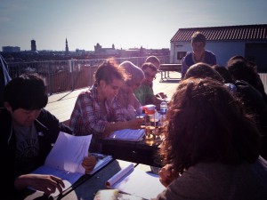 Met Mette Deens leren op het dak. 